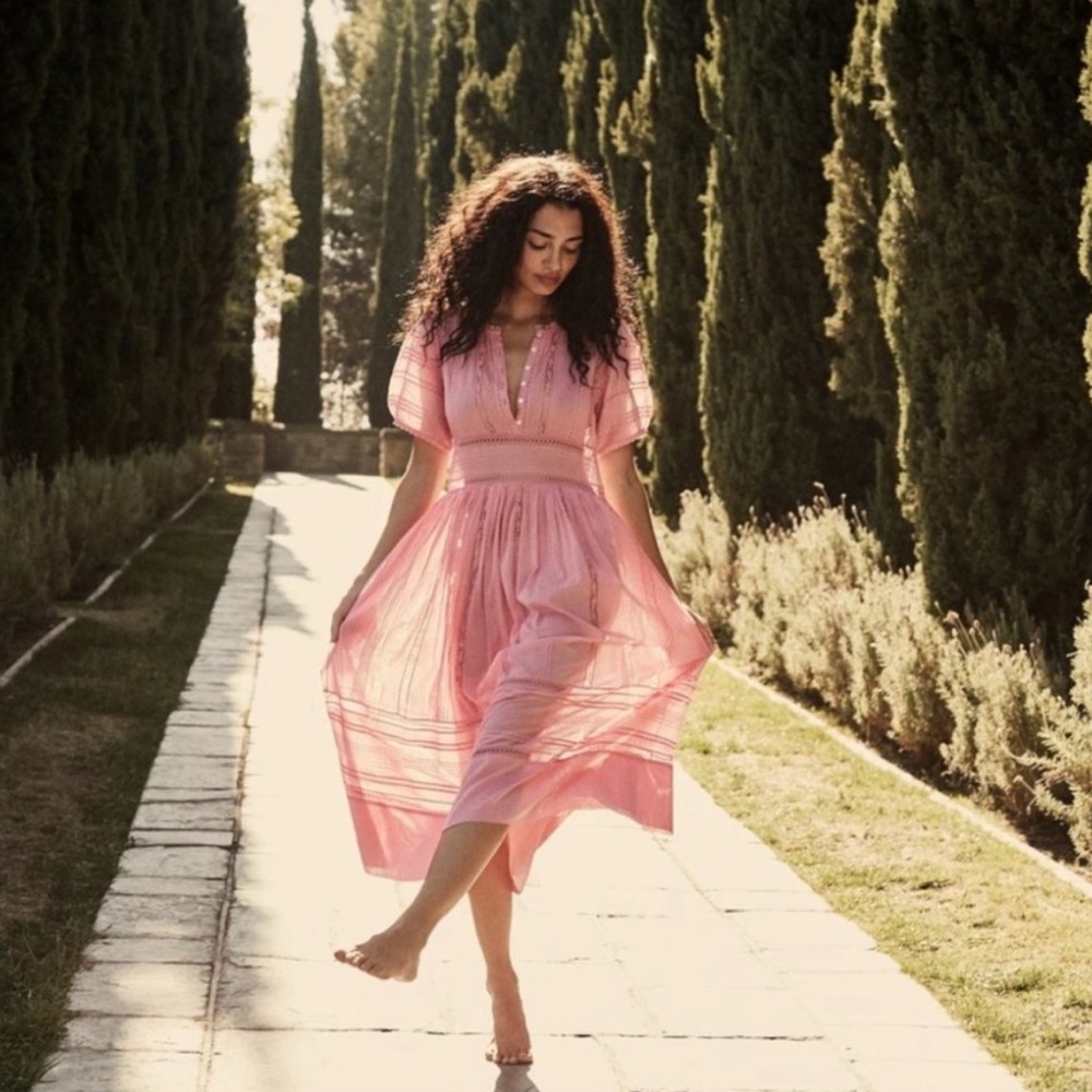 Doen Blush Pink Midi Dress with V-Neck and Pleated Skirt